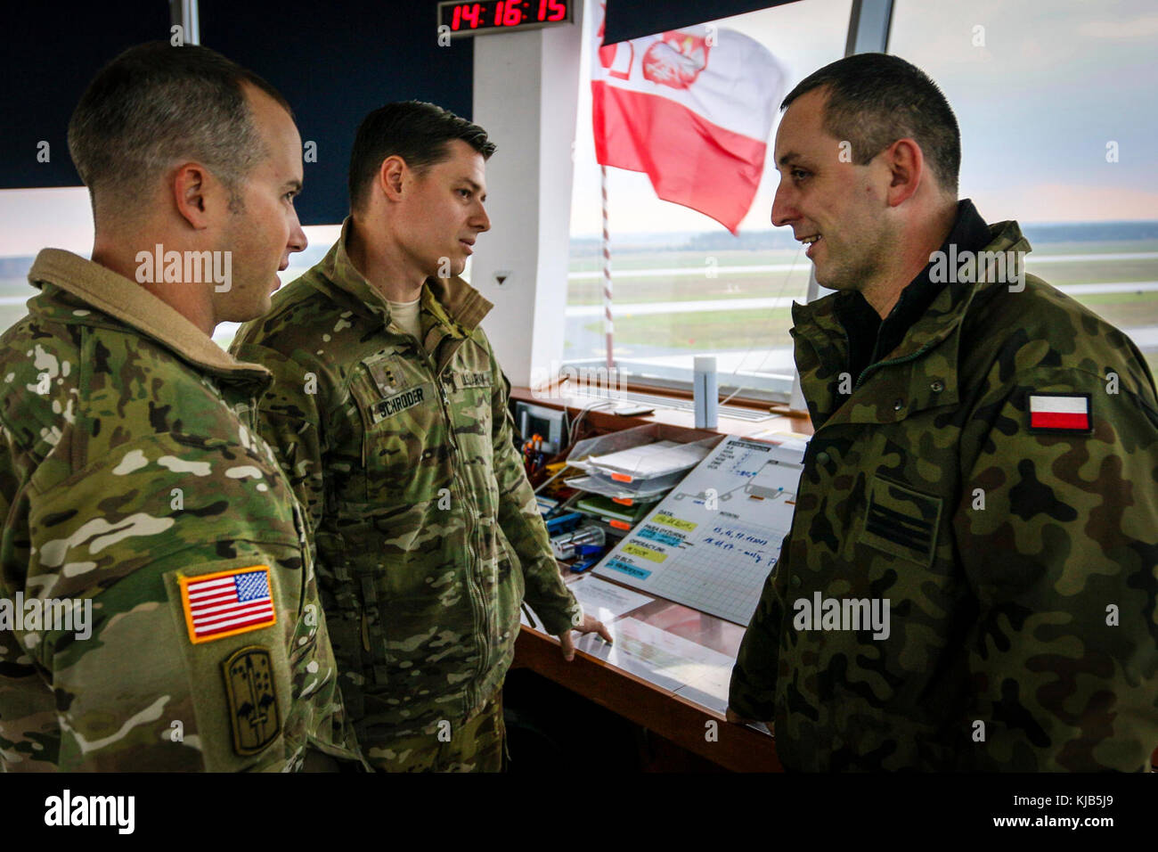 (De gauche) Adjudant-chef américain 2 Matthieu Goins et Travis Schroder, les deux pilotes d'hélicoptères AH-64 Apache avec le 227e Régiment d'aviation, 1st Air Cavalry Brigade, 1e Division de cavalerie et Polish Master Cpl. Michal Noskiewicz, discuter de la planification d'un temps tout débarquement de AH-64E Apache helicopters à Powidz, Pologne, le 10 novembre 2017 à l'appui de la résolution de l'Atlantique. Résoudre l'Atlantique est une entreprise américaine de s'acquitter des engagements de l'OTAN par rotation des unités dans l'ensemble du théâtre européen à prévenir les agressions contre les alliés de l'OTAN en Europe. (U.S. Photo de l'armée par la CPS. Hubert D. Delany III/22e Mob Banque D'Images