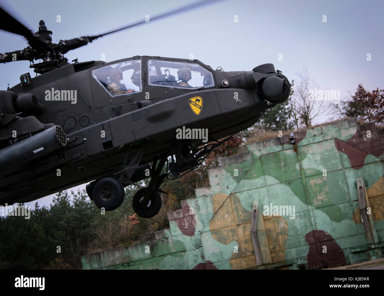 Un hélicoptère d'attaque AH-64 Apache à partir de la 227e Régiment d'aviation, 1st Air Cavalry Brigade, Division de cavalerie, des terres à Powidz, Pologne, le 10 novembre 2017 à l'appui de la résolution de l'Atlantique. Résoudre l'Atlantique est une entreprise américaine de s'acquitter des engagements de l'OTAN par rotation des unités dans l'ensemble du théâtre européen à prévenir les agressions contre les alliés de l'OTAN en Europe. (U.S. Photo de l'armée par la CPS. Hubert D. Delany III/22e Détachement des affaires publiques mobiles) Banque D'Images