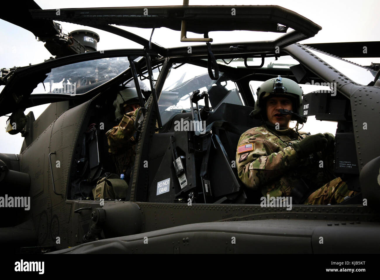L'Adjudant-chef Michael Ridling (3) siège avant et l'Adjudant-chef 2 Stephen Tuttle (siège arrière), les deux pilotes d'hélicoptères AH-64 Apache avec le 227e Régiment d'aviation, 1st Air Cavalry Brigade, Division de cavalerie, se préparer à quitter leur avion après un vol à Powidz, Pologne, le 10 novembre 2017 à l'appui de la résolution de l'Atlantique. Résoudre l'Atlantique est une entreprise américaine de s'acquitter des engagements de l'OTAN par rotation des unités dans l'ensemble du théâtre européen à prévenir les agressions contre les alliés de l'OTAN en Europe. (U.S. Photo de l'armée par la CPS. Hubert D. Delany III/22e Détachement des affaires publiques mobiles) Banque D'Images