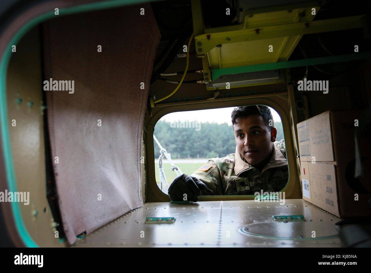 La CPS. Maurizio Walker, un Virginia Beach, en Virginie et native de réparateur d'hélicoptère d'attaque AH-64 avec le 227e Régiment d'aviation, 1st Air Cavalry Brigade, Division de cavalerie, inspecte un hélicoptère Apache AH-64 après qu'il a été volé à Powidz, Pologne, le 10 novembre 2017 à l'appui de la résolution de l'Atlantique. Résoudre l'Atlantique est une entreprise américaine de s'acquitter des engagements de l'OTAN par rotation des unités dans l'ensemble du théâtre européen à prévenir les agressions contre les alliés de l'OTAN en Europe. (U.S. Photo de l'armée par la CPS. Hubert D. Delany III/22e Détachement des affaires publiques mobiles) Banque D'Images