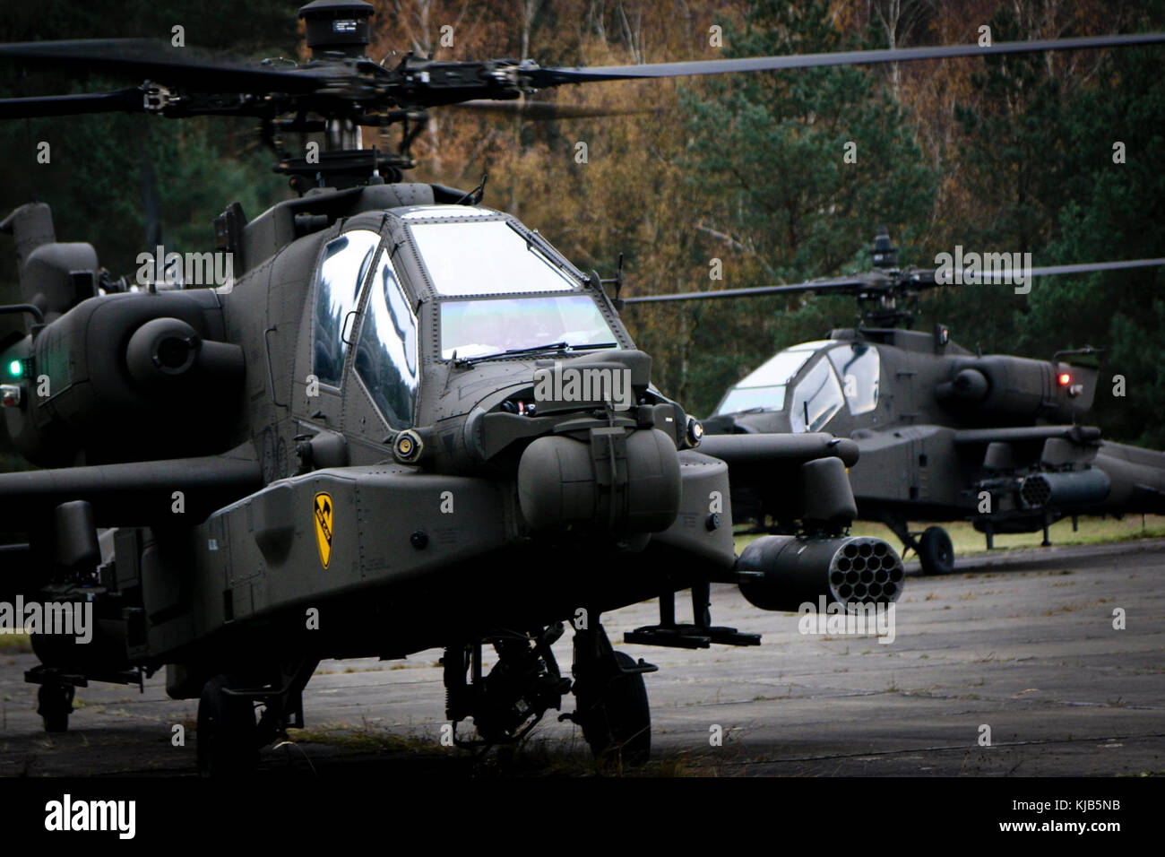 Deux hélicoptères d'attaque AH-64 du 227e Régiment d'aviation, 1st Air Cavalry Brigade, Division de cavalerie, arriver à Powidz, Pologne, le 10 novembre 2017 à l'appui de la résolution de l'Atlantique. Résoudre l'Atlantique est une entreprise américaine de s'acquitter des engagements de l'OTAN par rotation des unités dans l'ensemble du théâtre européen à prévenir les agressions contre les alliés de l'OTAN en Europe. (U.S. Photo de l'armée par la CPS. Hubert D. Delany III/22e Détachement des affaires publiques mobiles) Banque D'Images