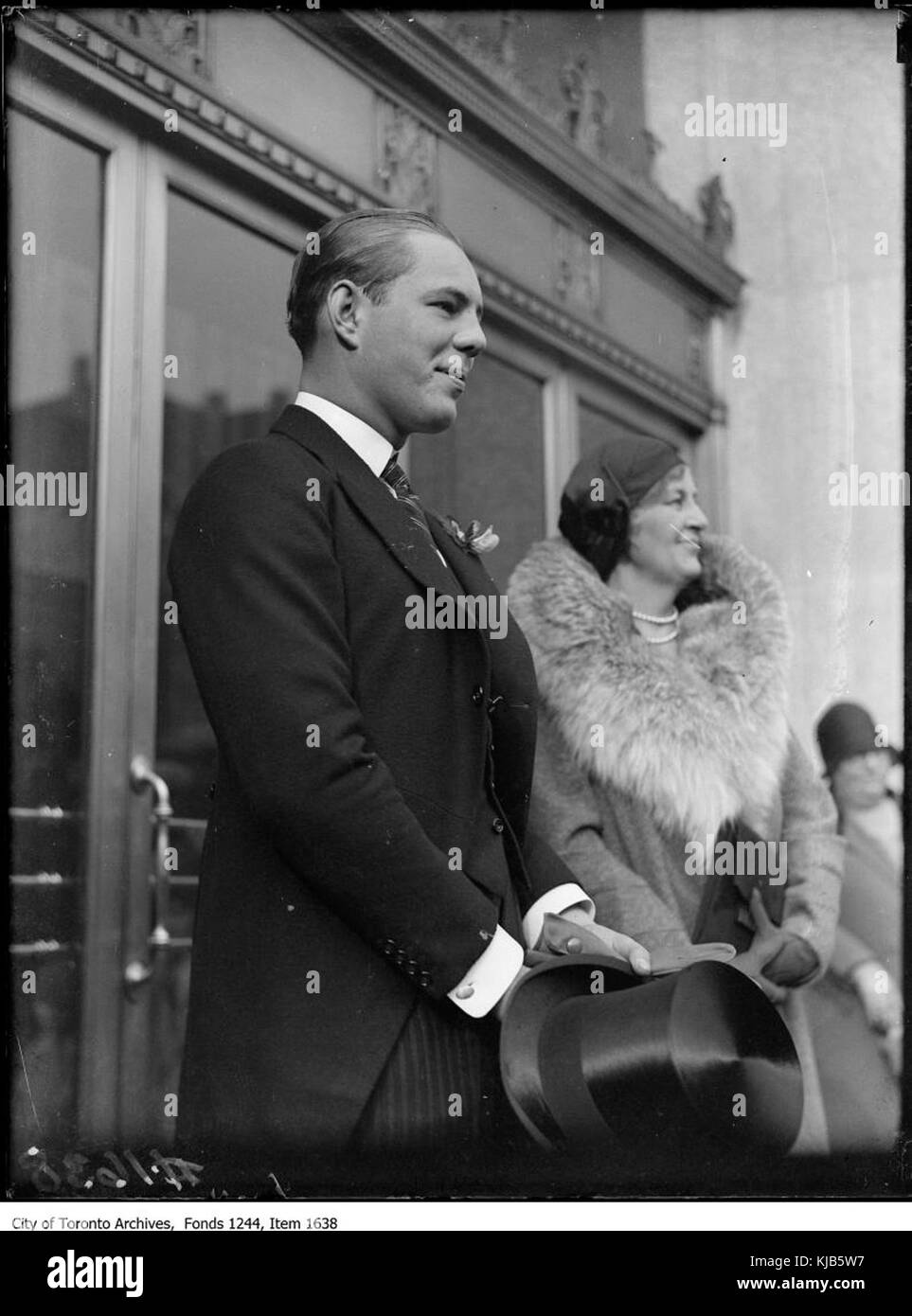 Flora McCrae Eaton et fils John David Eaton à l'ouverture de magasin sur la rue College Banque D'Images