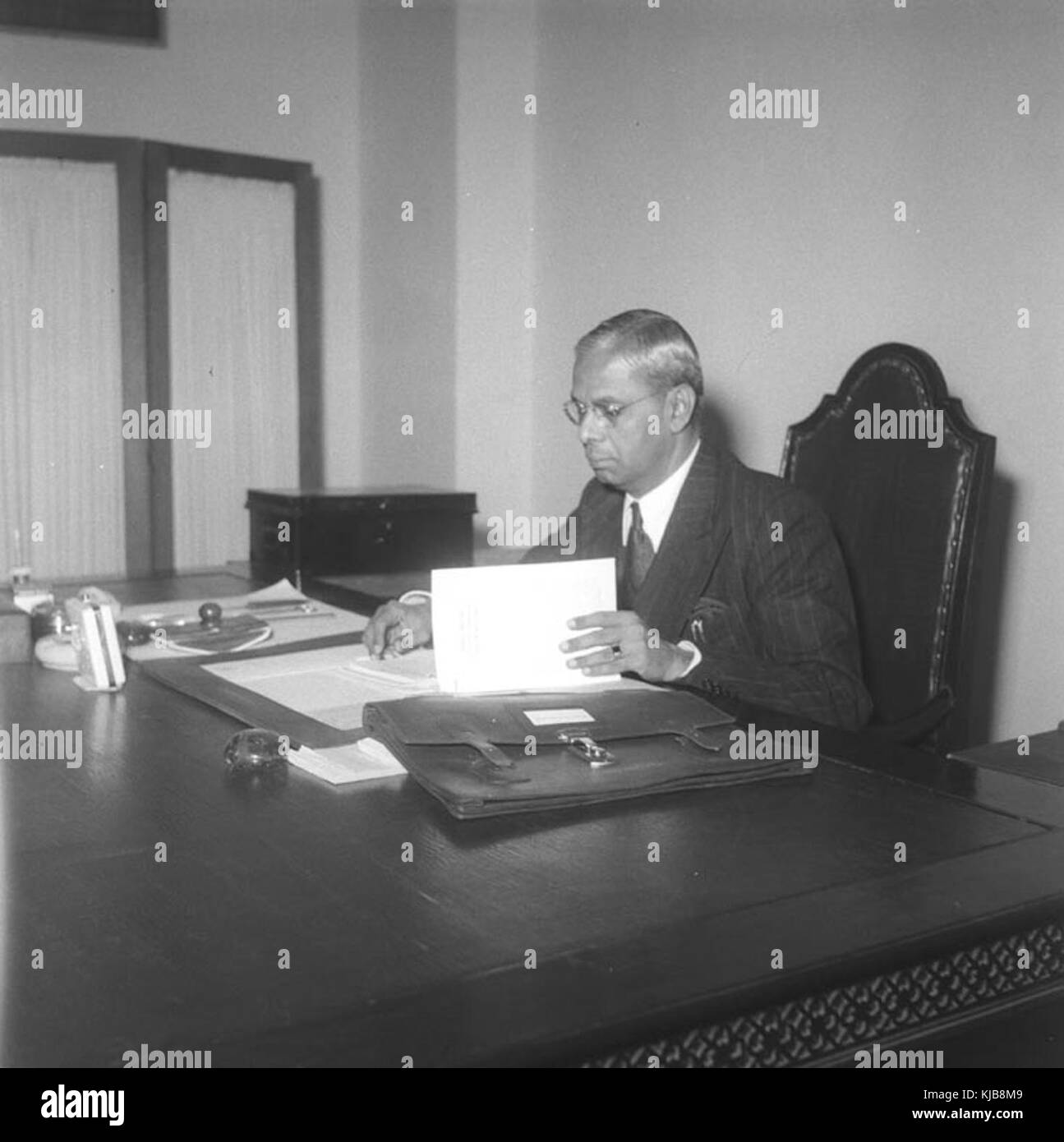 Shanmukham Chetty diffusant sur le budget présenté par lui au Parlement indien en novembre 1947 Banque D'Images