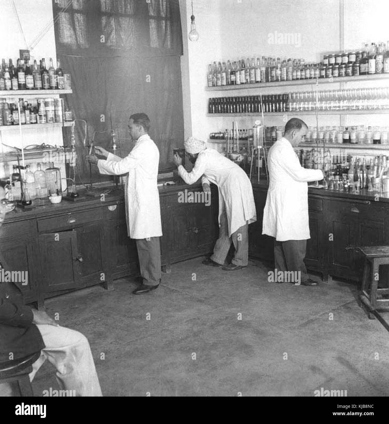Une image du laboratoire de biochimie de l’Institut en juin 1947, mettant en valeur la recherche scientifique dans le domaine de la biochimie après la seconde Guerre mondiale, mettant en évidence les progrès des études médicales et biologiques. Banque D'Images