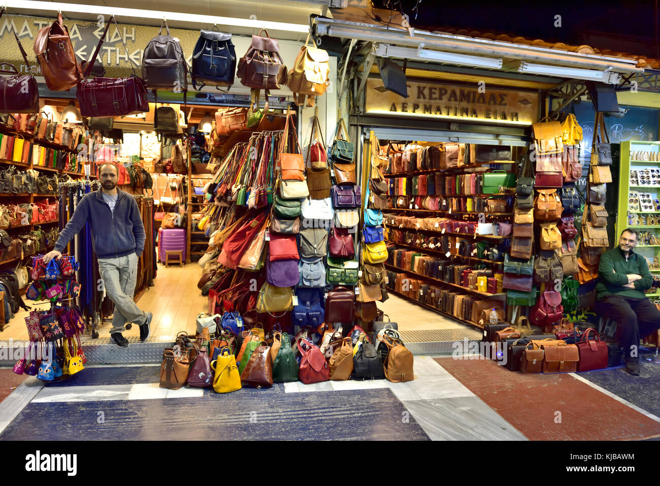 Magasin d'articles de cuir, sacs à main, sacs, dans la zone commerçante de la rue Ermou Monastiriaki salon du centre d'Athènes, Grèce Banque D'Images