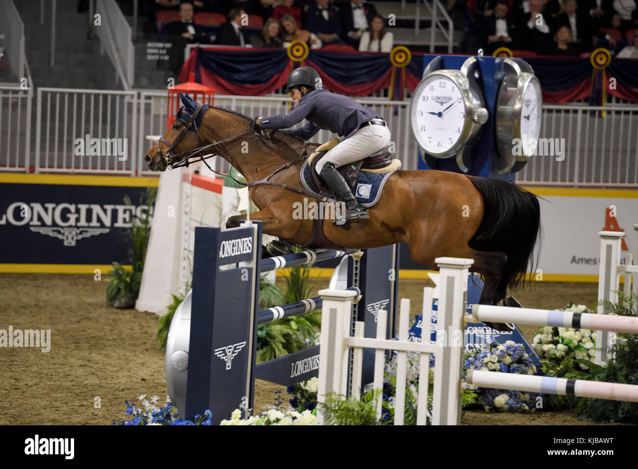 Conor Swail de l'Irlande à cheval GK Coco Chanel dans le concours de saut de coupe du monde de la FEI de Longines au Royal Horse Show de Toronto Banque D'Images