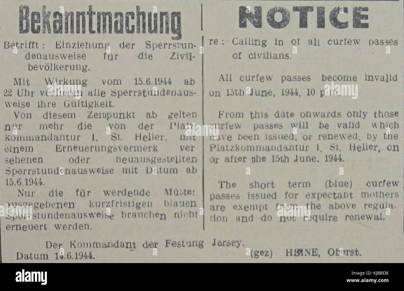 Ceci est un avis sur les laissez-passer de couvre-feu à Jersey, publié en 1944. Il s'agit probablement des règlements de guerre pendant la seconde Guerre mondiale dans les îles Anglo-Normandes sous occupation allemande. Banque D'Images