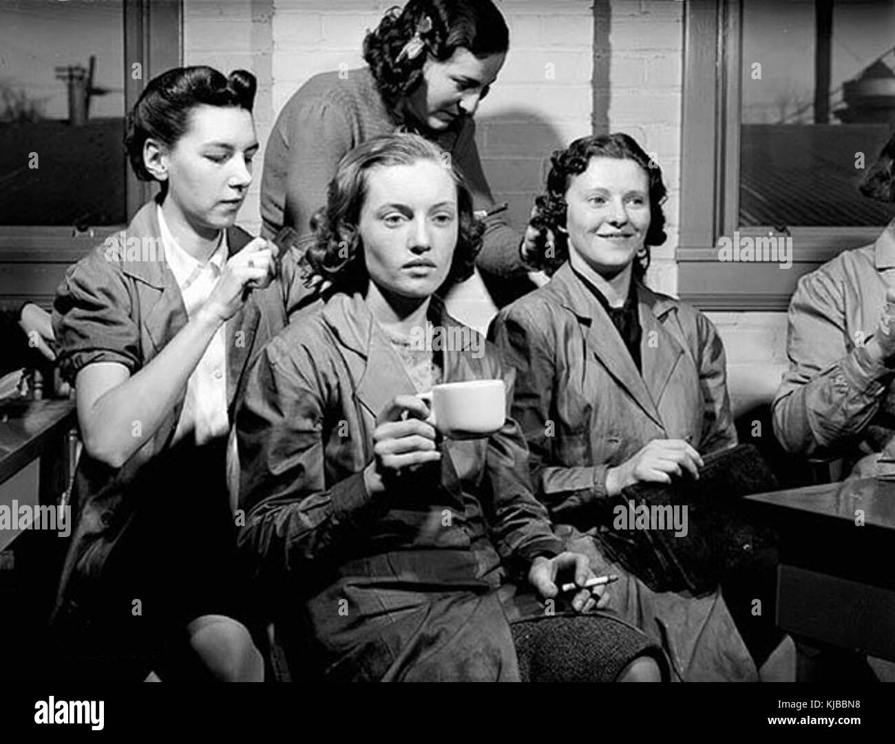 La Robert Mitchell munitions Factory, à Montréal, en activité en 1941, a participé à la production de matériel de guerre pendant la seconde Guerre mondiale, jouant un rôle clé dans l’économie et les efforts industriels du Canada en temps de guerre. Banque D'Images