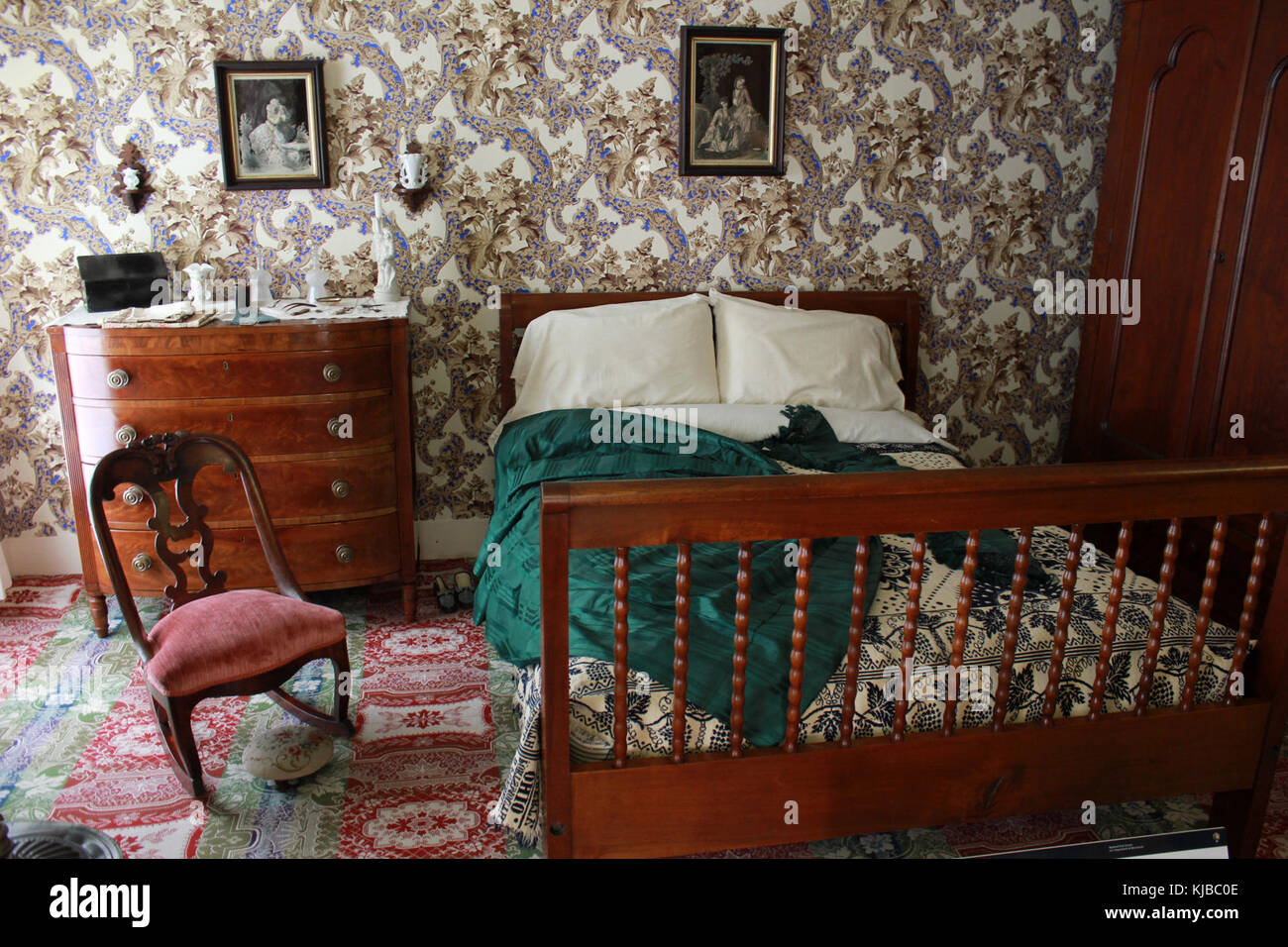 Photographie historique de l'intérieur de la maison d'Abraham Lincoln à Springfield, Illinois. Il comprend le lit où Lincoln dormait, reflétant la simplicité et l'histoire de ses conditions de vie. Banque D'Images