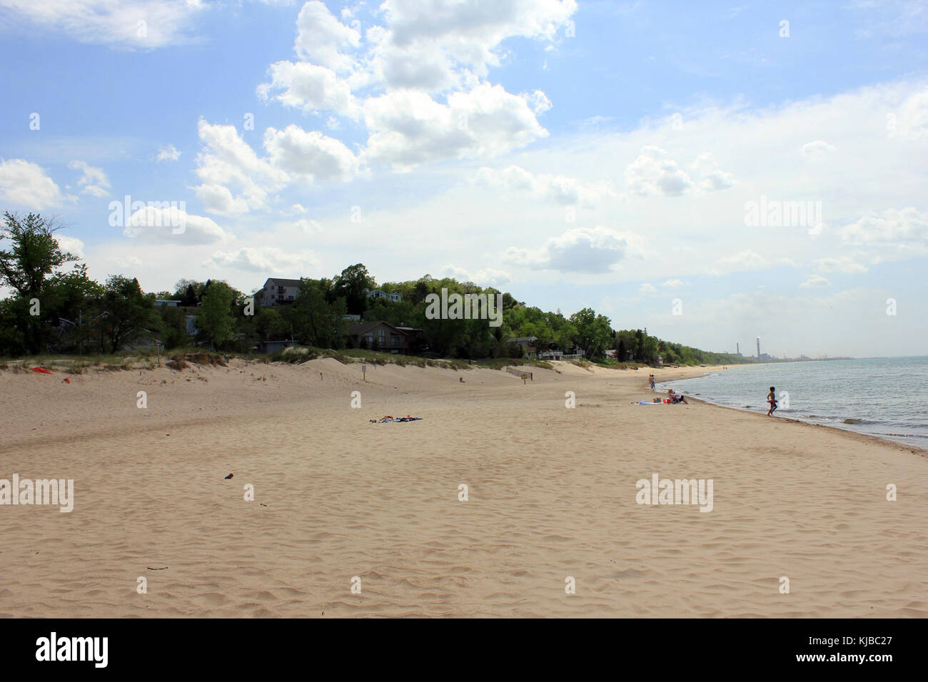 Cette image capture le paysage serein de l'Indiana Dunes National Lakeshore, situé le long des rives du lac Michigan, mettant en valeur sa beauté naturelle et son importance écologique. Banque D'Images