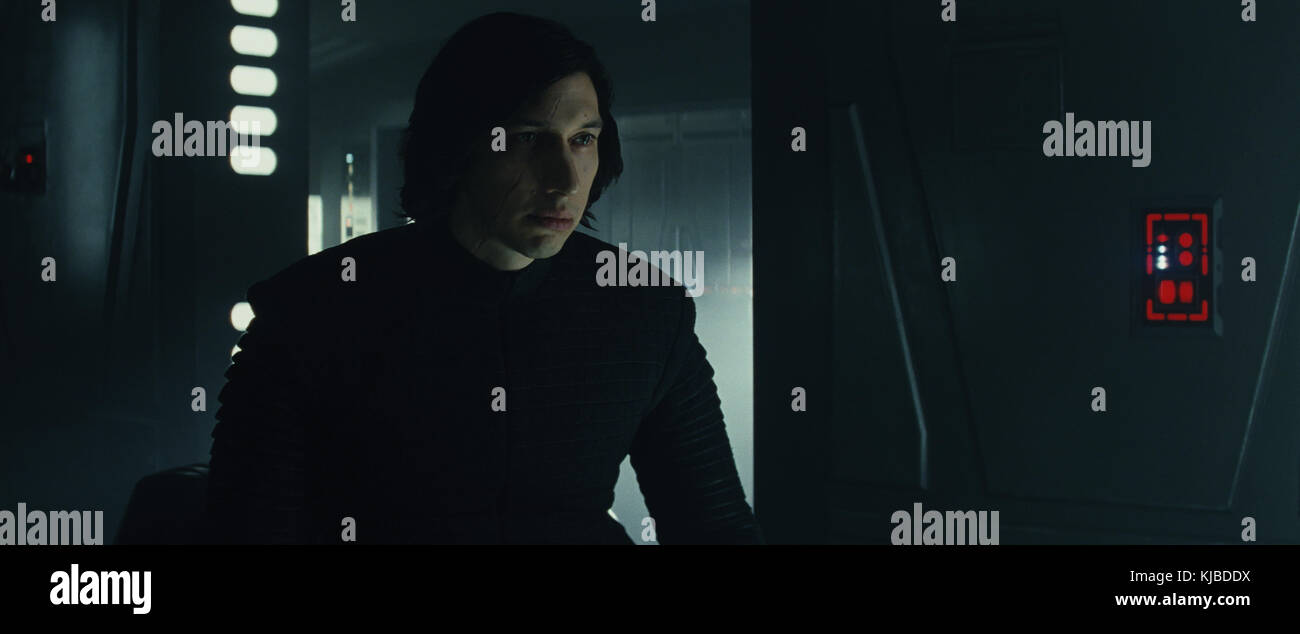 DATE de sortie: 15 décembre 2017 TITRE: Star Wars: The Last Jedi STUDIO: Lucasfilm DIRECTOR: Rian Johnson PLOT: Ayant fait ses premiers pas dans un monde plus grand dans Star Wars: La Force Se Réveille (2015), Rey poursuit son périple épique avec Finn, Poe et Luke Skywalker dans le prochain chapitre de la saga. Starring: ADAM PILOTE comme Kylo Ren. (Image De Crédit : © Lucasfilm/Entertainment Pictures) Banque D'Images