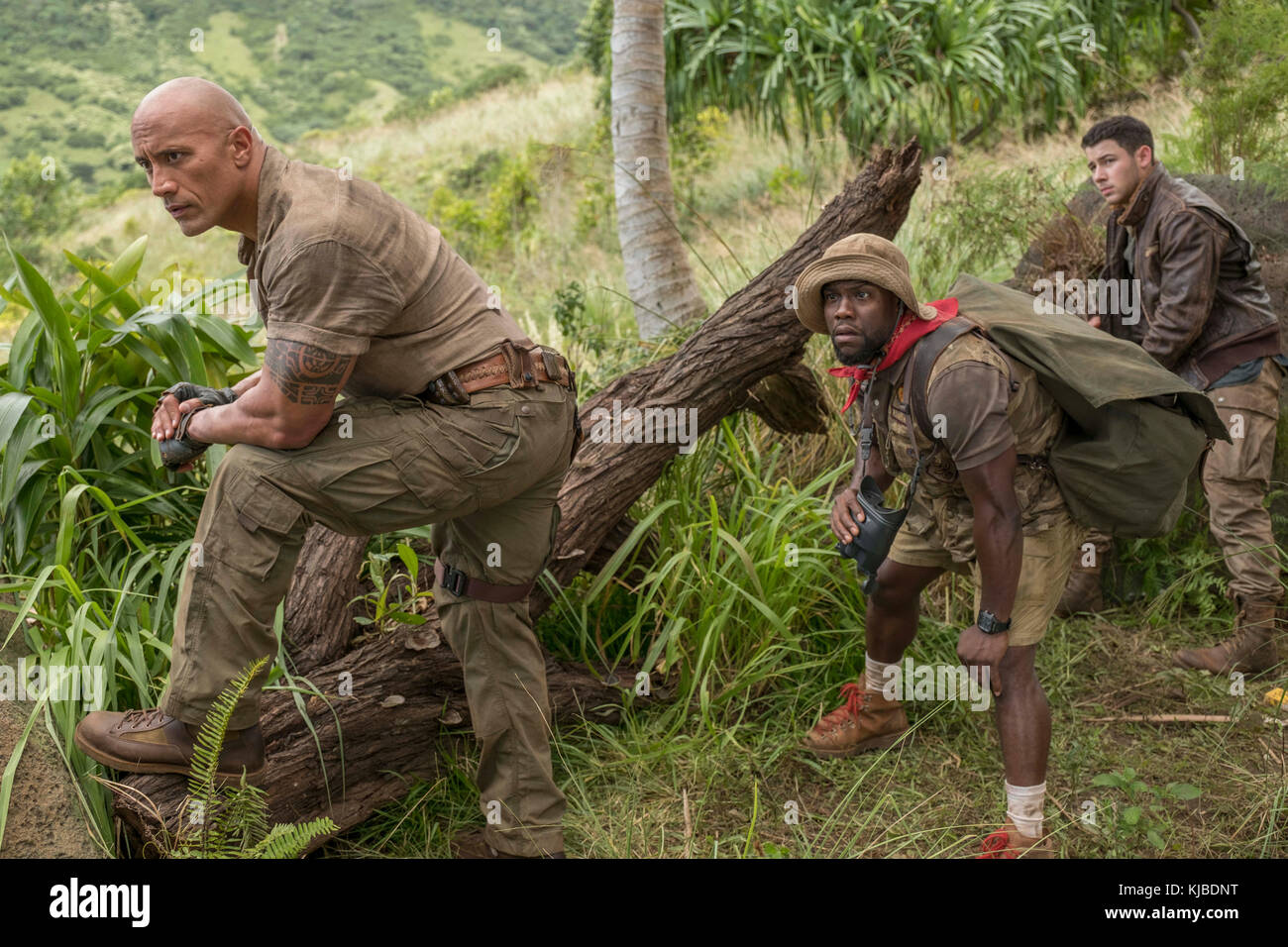 DATE de sortie: 20 décembre 2017 TITRE: Jumanji: Bienvenue à Jungle STUDIO: Columbia Pictures DIRECTOR: Jake Kasdan COMPLOT: Quatre adolescents découvrent une ancienne console de jeux vidéo et sont littéralement attirés dans le cadre de la jungle du jeu devenant les avatars adultes qu'ils choisissent. Avec: Kevin HART comme Franklin 'Moose' Finbar, DWAYNE JOHNSON comme Dr. Smuder Bravestone et NICK JONAS. (Image De Crédit : © Columbia Pictures/Entertainment Pictures) Banque D'Images