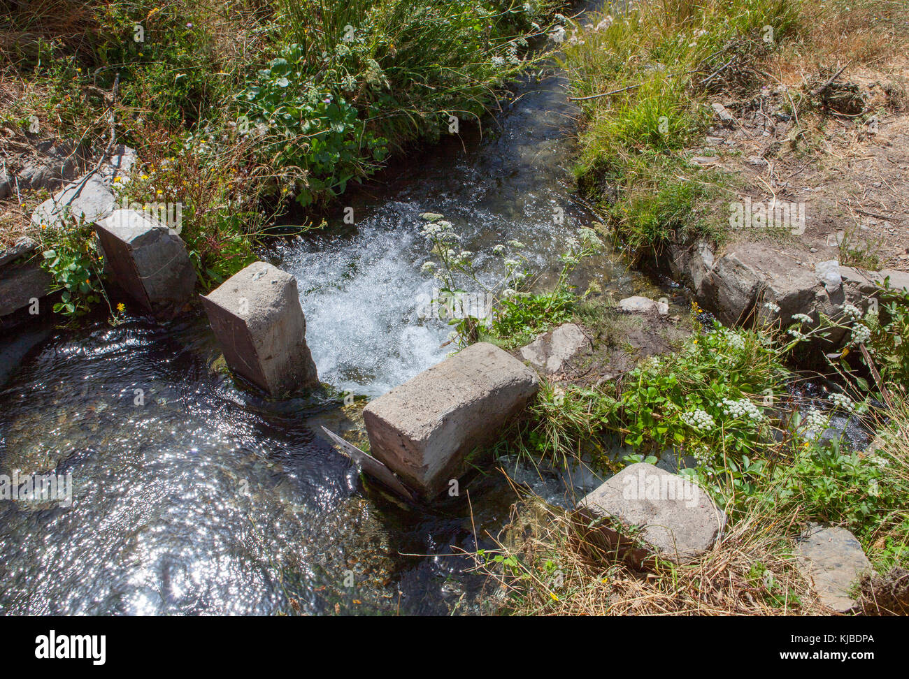 Acequia antique de la région d'Alpujarras, Grenade, Espagne.Il s'agit d'un vieux canal d'irrigation, toujours en service, Grenade, Espagne Banque D'Images