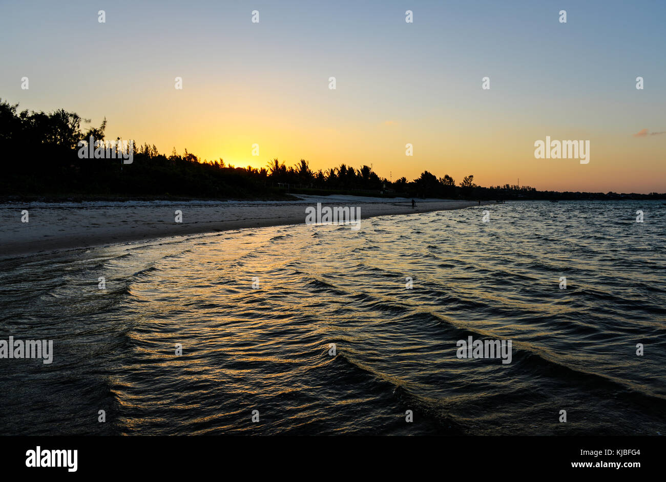 Vue panoramique sur la plage de vilanculos au Mozambique à marée haute au coucher du soleil. Banque D'Images