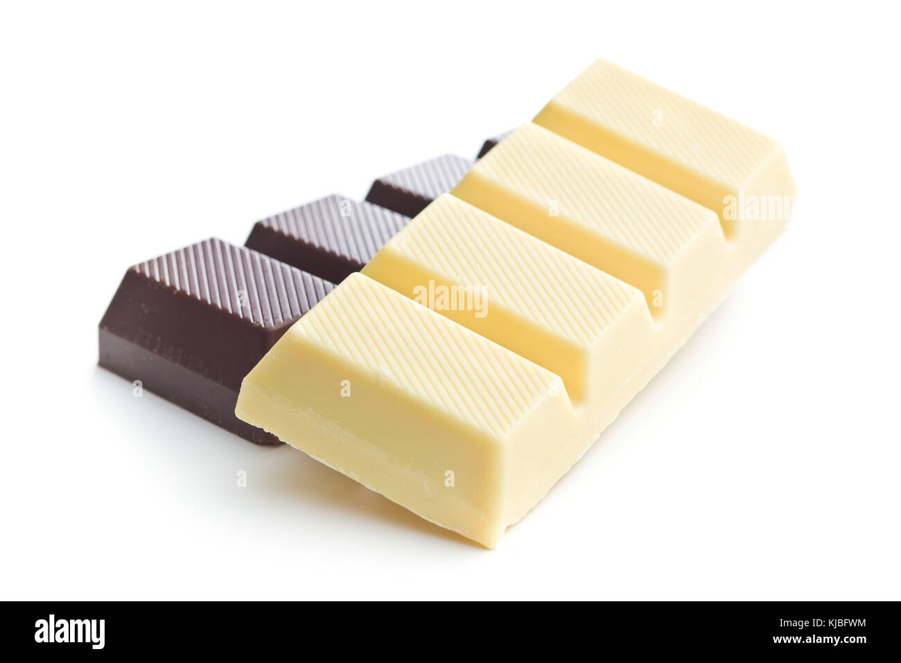 Barre de chocolat blanc et noir isolé sur fond blanc. Banque D'Images