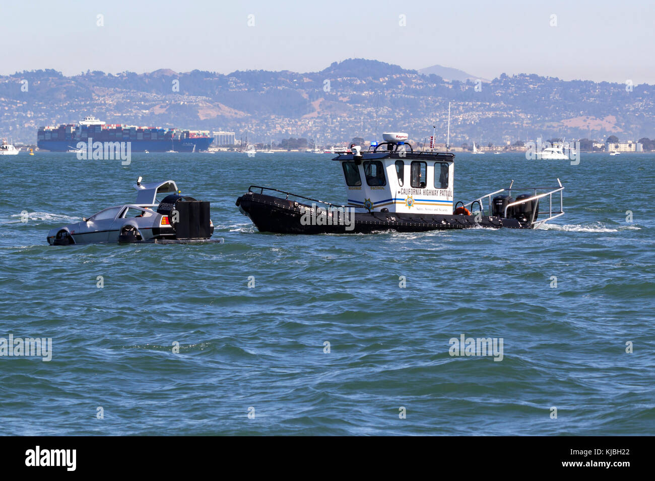 California Highway Patrol tire sur une Delorean sur la baie de San Francisco. Banque D'Images