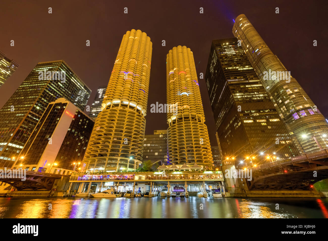 La rivière Chicago à pied avec les gratte-ciel illuminé par des lumières et de l'eau nuit à la réflexion. Banque D'Images