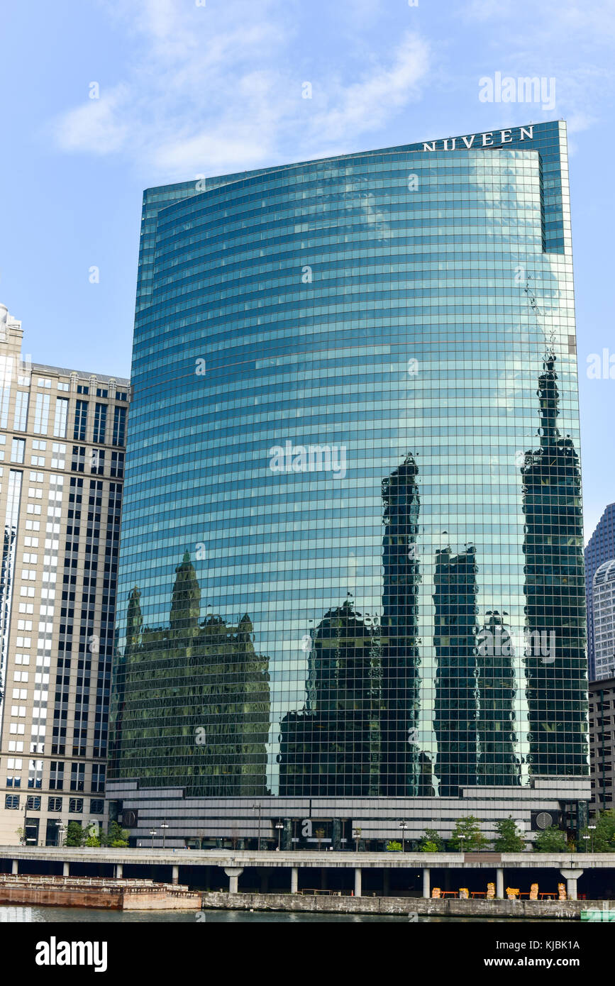 Chicago, Illinois - 5 septembre 2015 : 333 West Wacker Drive est un immeuble immeuble de bureaux à Chicago, Illinois. sur la rivière Chicago, le buildi Banque D'Images