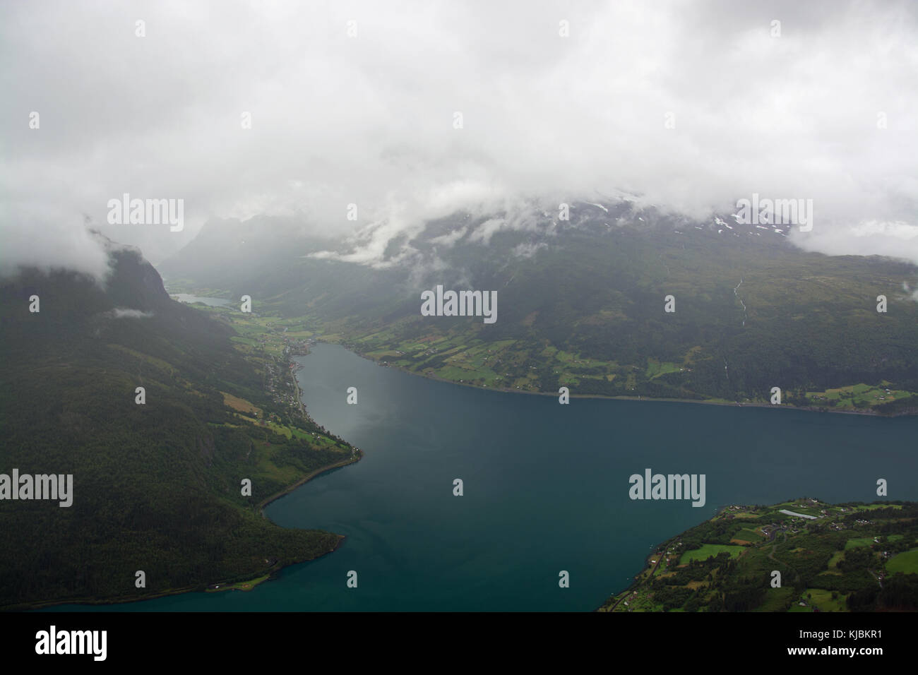 Vue fantastique de l'hoven montagne à Leon, en Norvège, plus de montagnes, de glaciers et de fjords. Banque D'Images