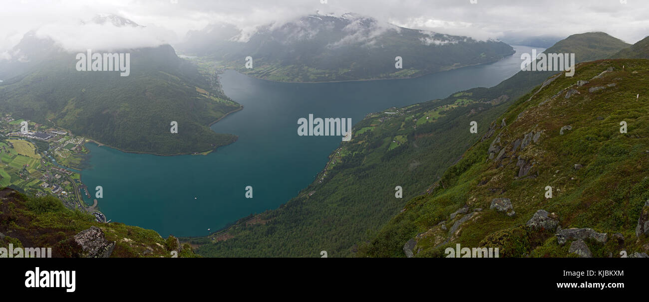 Vue fantastique de l'hoven montagne à Leon, en Norvège, plus de montagnes, de glaciers et de fjords. Banque D'Images