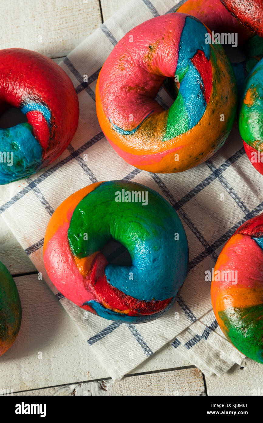 Des bagels doux arc-en-ciel prêt à manger Banque D'Images