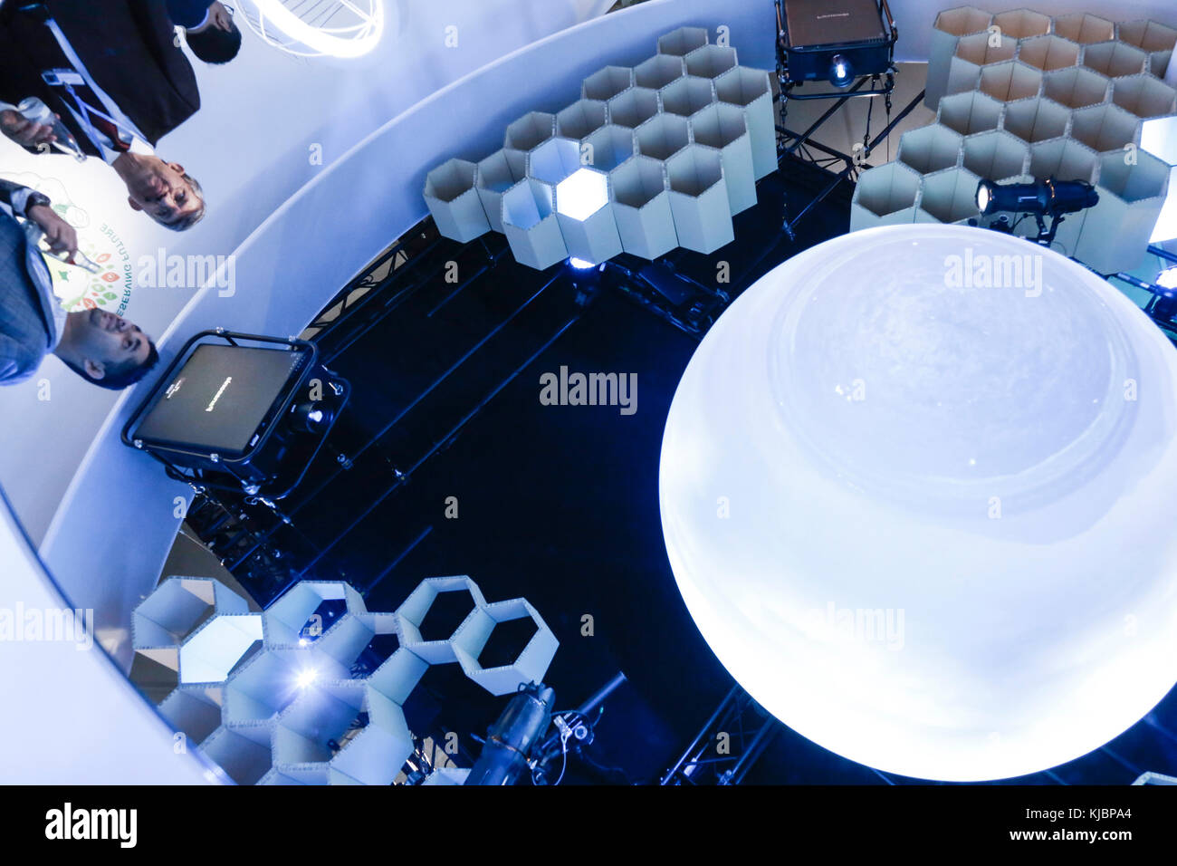 Bonn, Allemagne, le 15 novembre 2017 : l'homme parler de conception moderne du pavillon indien au partenariat de Marrakech à la CDP23 comité conférence Fidji Banque D'Images