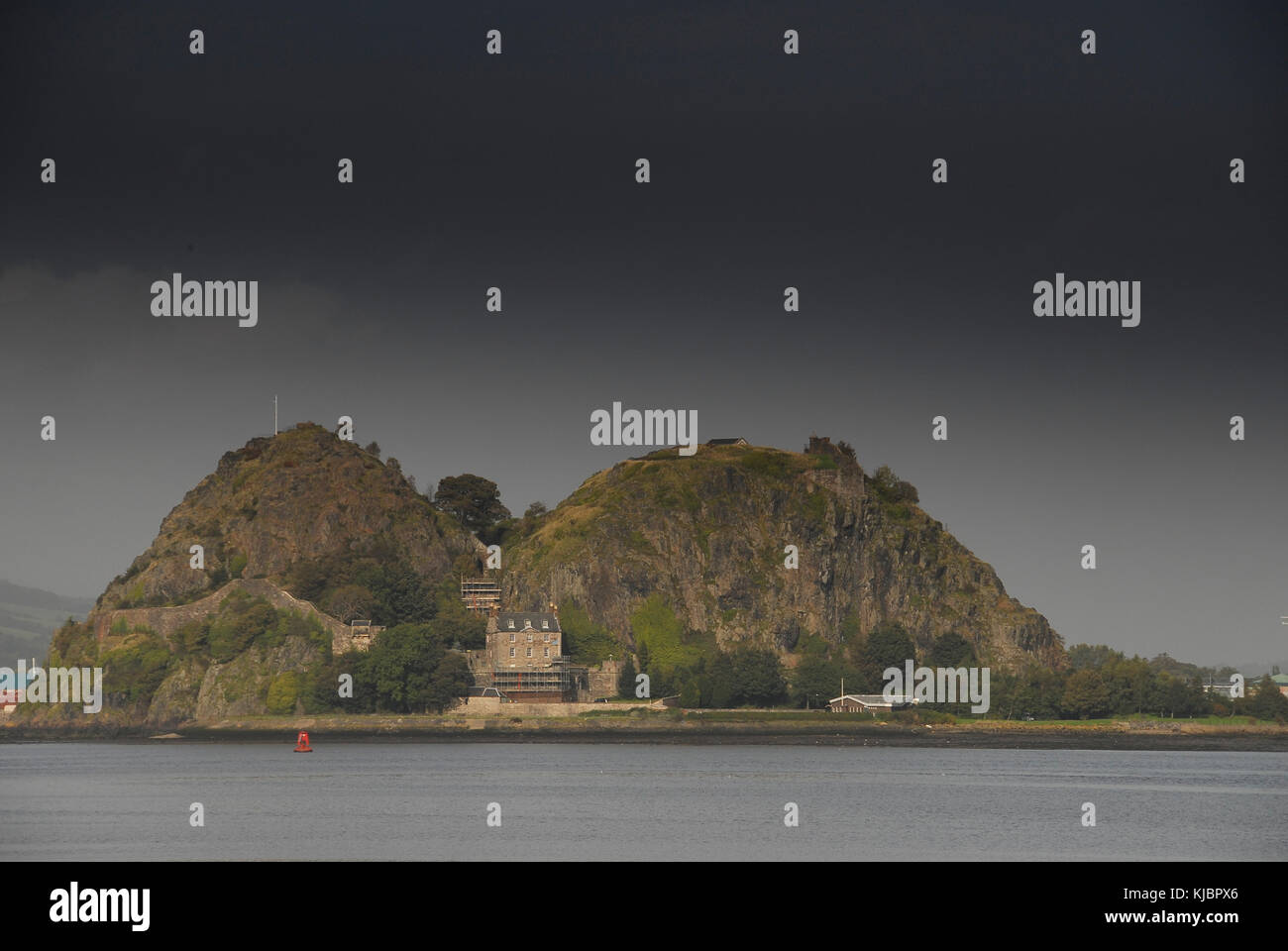 En vertu de l'île et le château de Dunbarton une tempête Banque D'Images