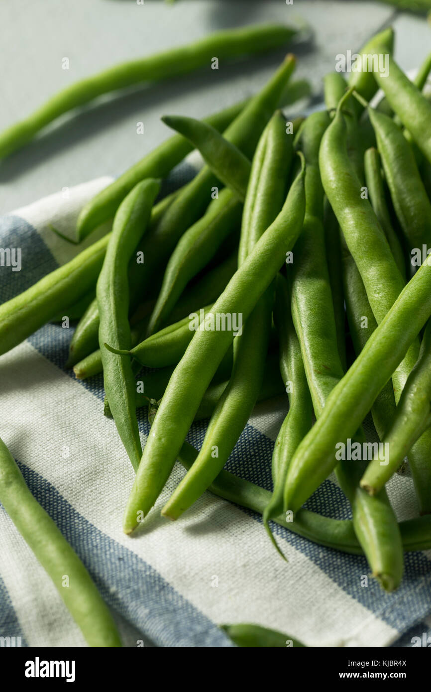 Haricots verts biologiques crus sains prêts à cuire Banque D'Images