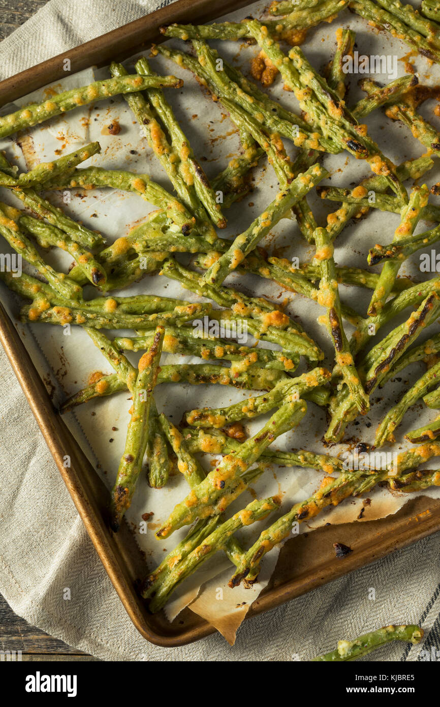 Boulangerie maison frites haricots verts au parmesan prêt à manger Banque D'Images