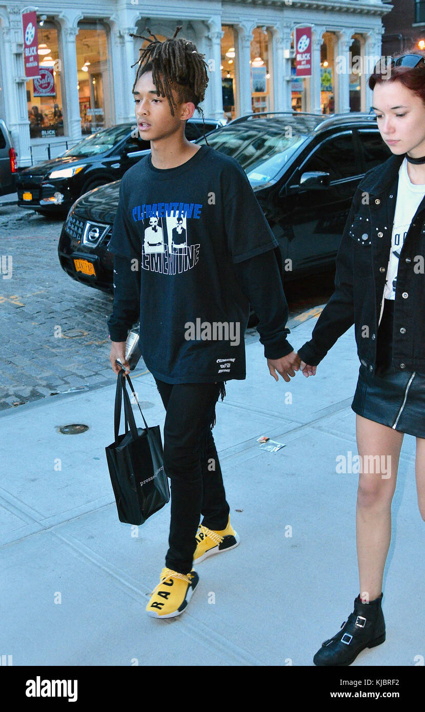 jaden-smith-walks-in-soho-with-his-girlfriend-sarah-snyde-banque-de