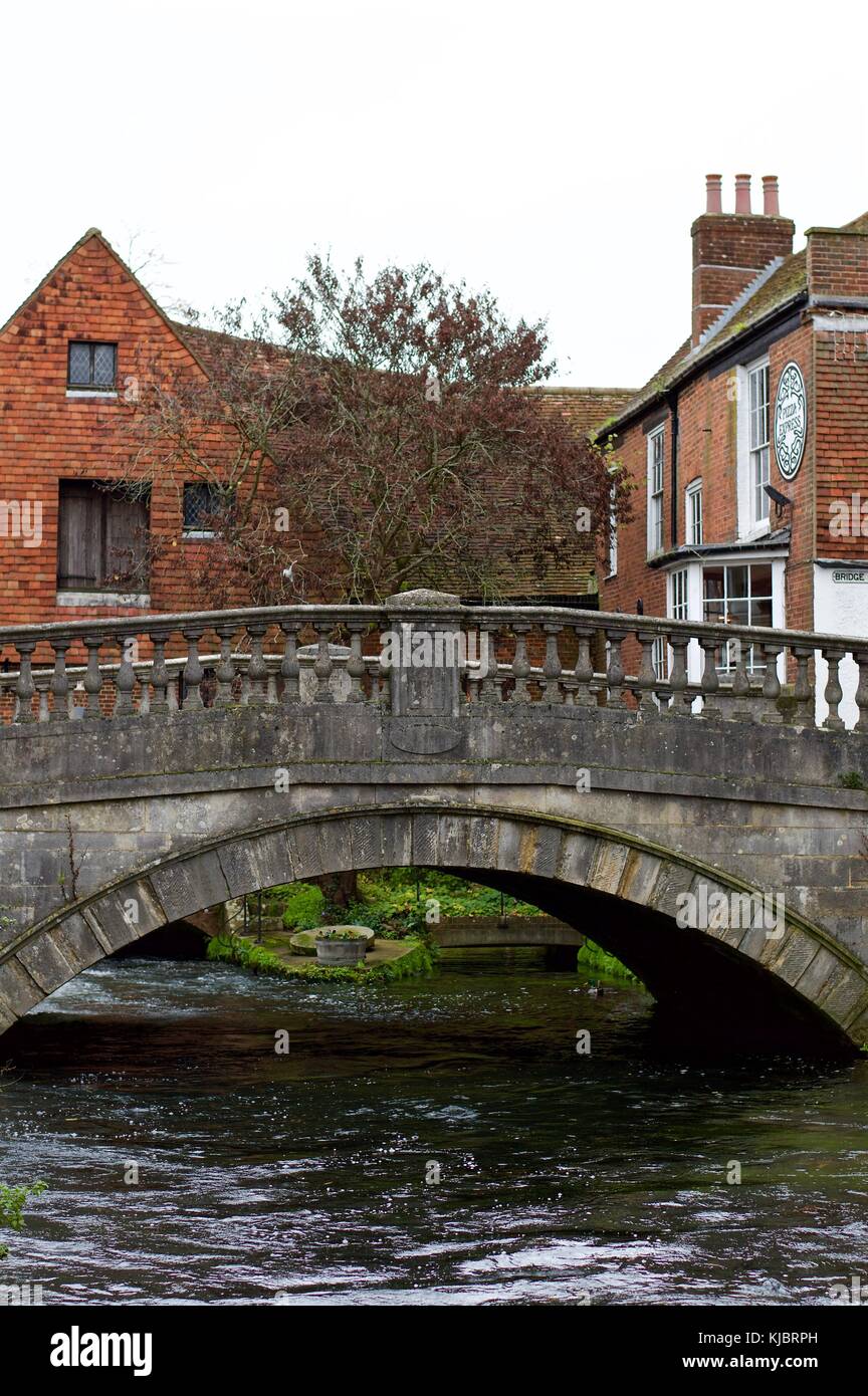 Pont sur la rivière en face de itchen winchester city mill, Winchester, Royaume-Uni Banque D'Images