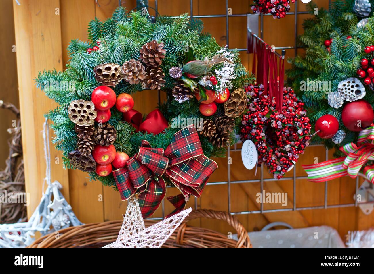 Des couronnes de Noël en vente au marché de Noël 2017 Winchester, Royaume-Uni Banque D'Images