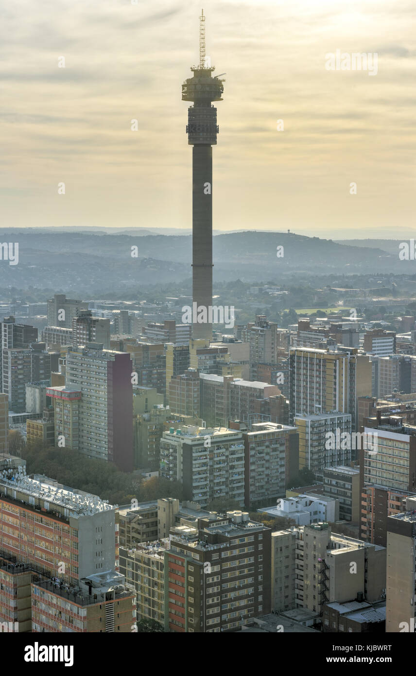 La hillbrow tower (jg strijdom tower) est une tour haute situé dans le quartier de Hillbrow, à Johannesburg, Afrique du Sud. Banque D'Images