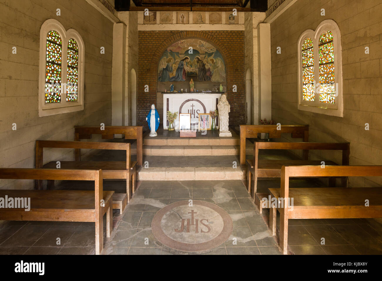 Voir l'autel de l'intérieur de l'église catholique Mai Mahiu construit par les prisonniers de guerre italiens en 1942, vallée du Rift, Kenya Banque D'Images