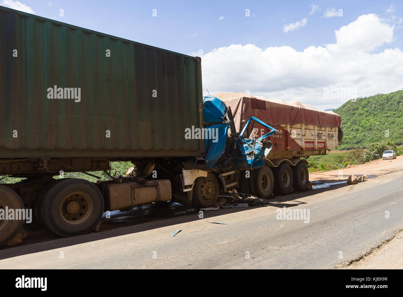 Suite d'un accident de la route impliquant deux camions sur une section de route de la vallée du Rift (aucune victime), Kenya, Afrique de l'Est Banque D'Images