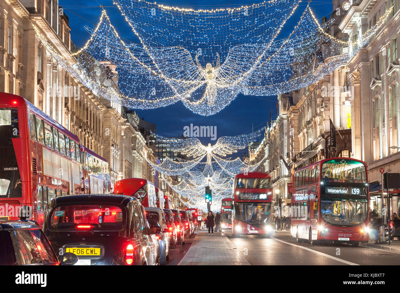 Les lumières de Noël au crépuscule dans Regent Street, Soho, City of westminster, Greater London, Angleterre, Royaume-Uni Banque D'Images