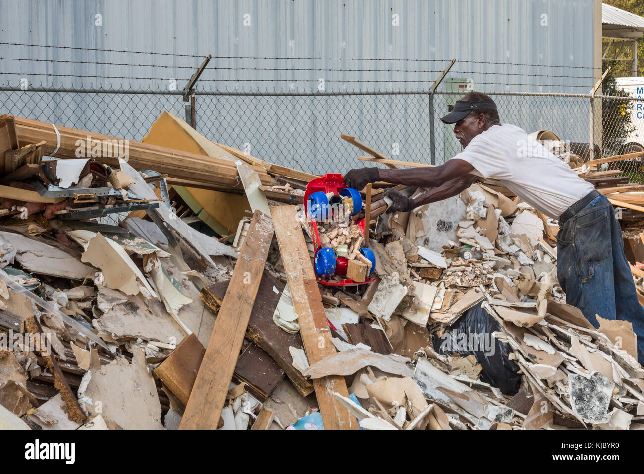 Humble, Texas - un homme cherche des choses qui peuvent être rectifiés dans des piles de débris de la famille centre de culte de mana, qui a été inondée lors de l'hurricane h Banque D'Images