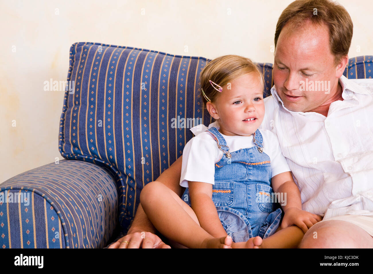 Père et fille sur canapé Banque D'Images