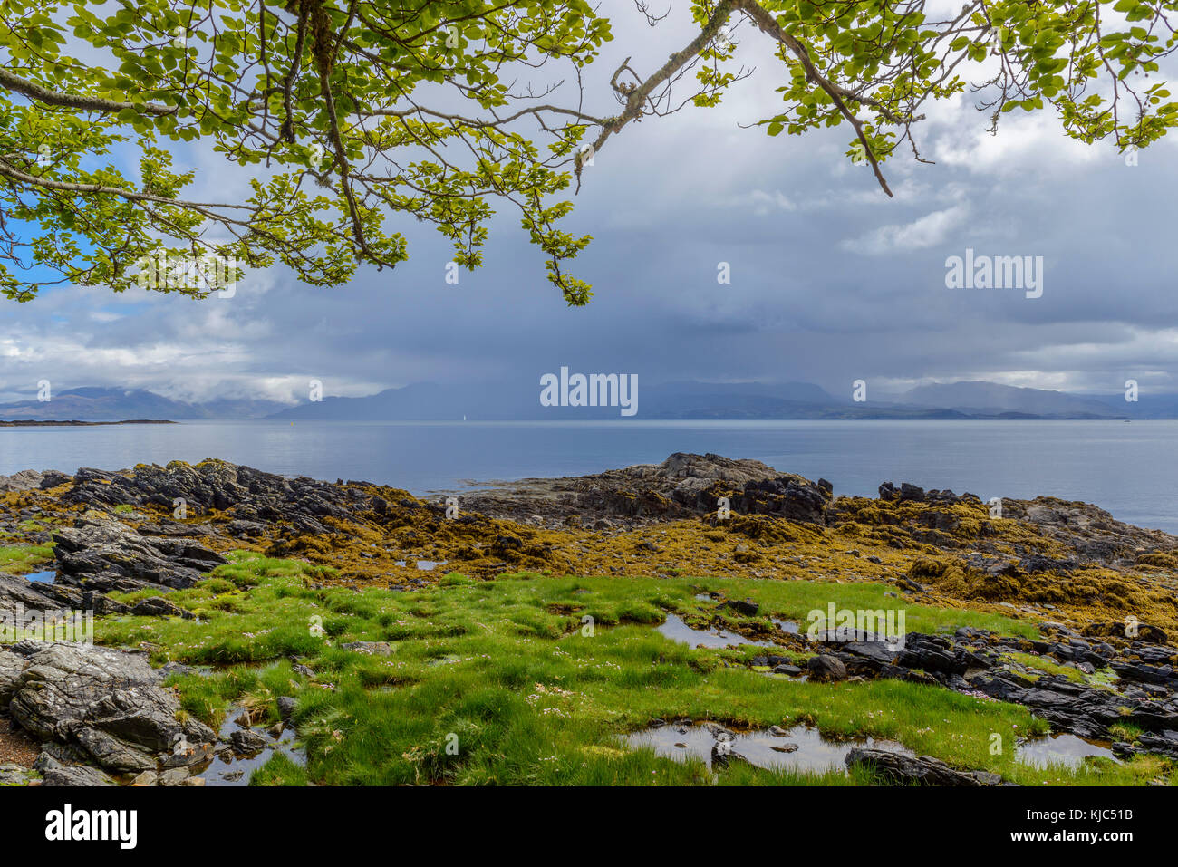 Des nuages à la pluie se forment au-dessus de la côte écossaise au printemps près d'Armadale sur l'île de Skye en Écosse, au Royaume-Uni Banque D'Images