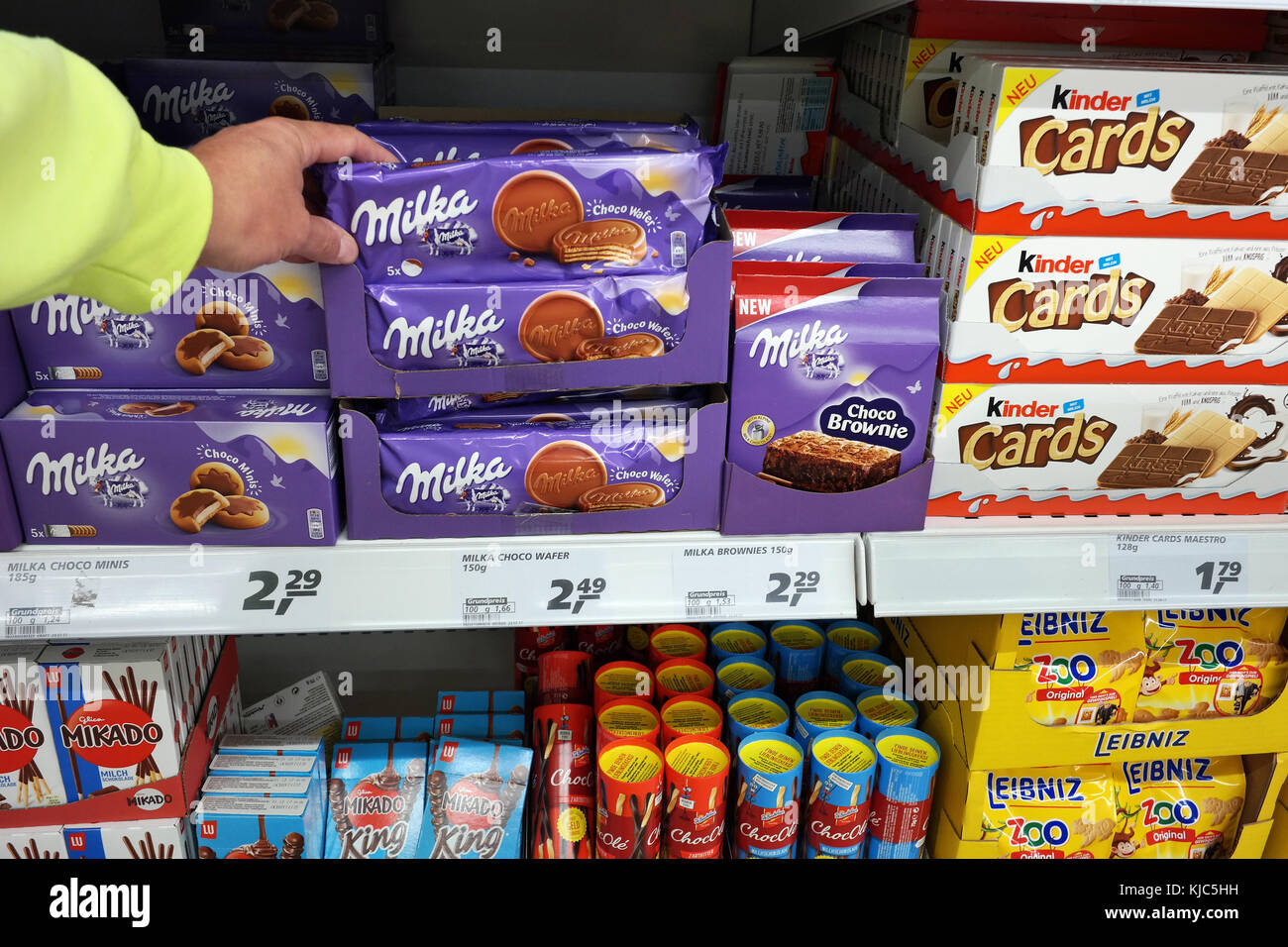 Des biscuits avec du chocolat Milka dans un supermarché Banque D'Images