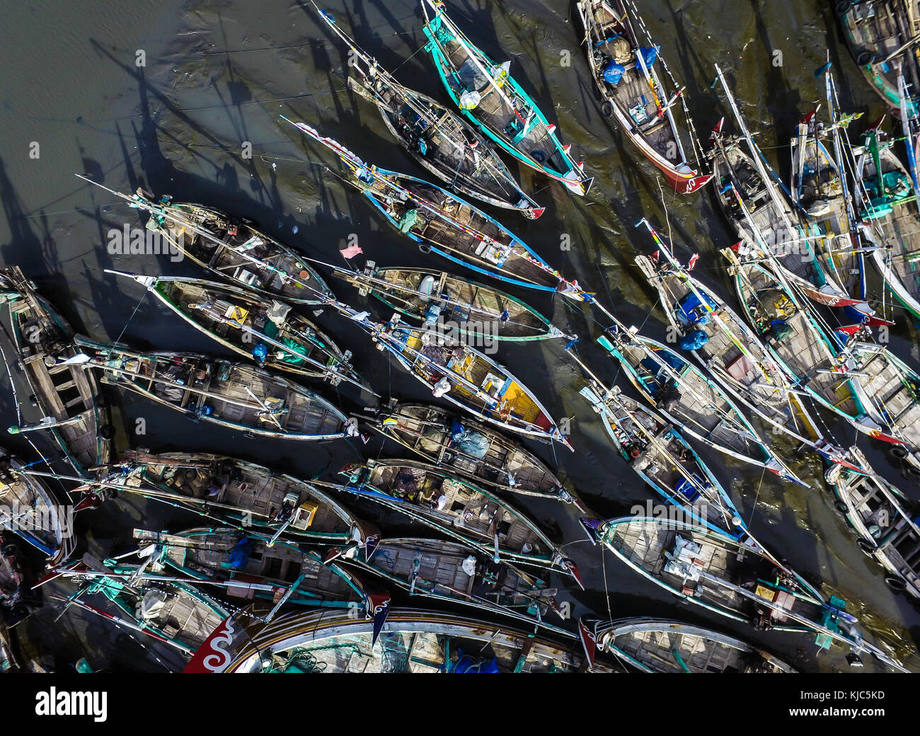 Bateau de pêche traditionnel dans le port de muncar muncar en banyuwangi. est l'un des plus gros port de pêche de l'Asie du sud et l'Indonésie. Banque D'Images
