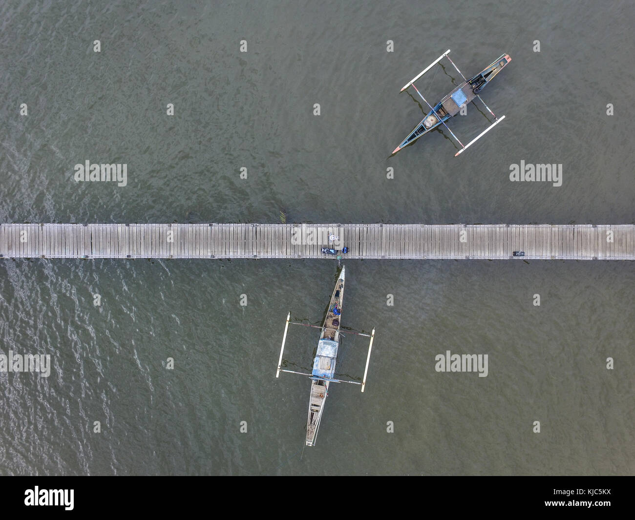 Bateau de pêche traditionnel ancré dans un Harbour Bridge dans le golfe d'os - sud de Sulawesi - Indonésie Banque D'Images Bateau de pêche traditionnel ancré dans un Harbour Bridge dans le golfe d'os - sud de Sulawesi - Indonésie Banque D'Images