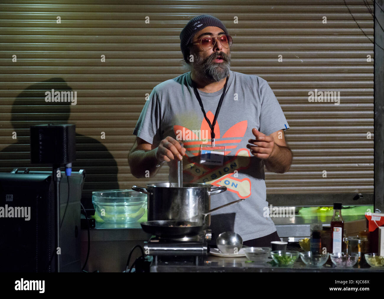 Hardeep Singh Kohli démonstration de cuisine indienne à l'Musicport music festival, Whitby, North Yorkshire, UK, le 22 octobre 2017 Banque D'Images