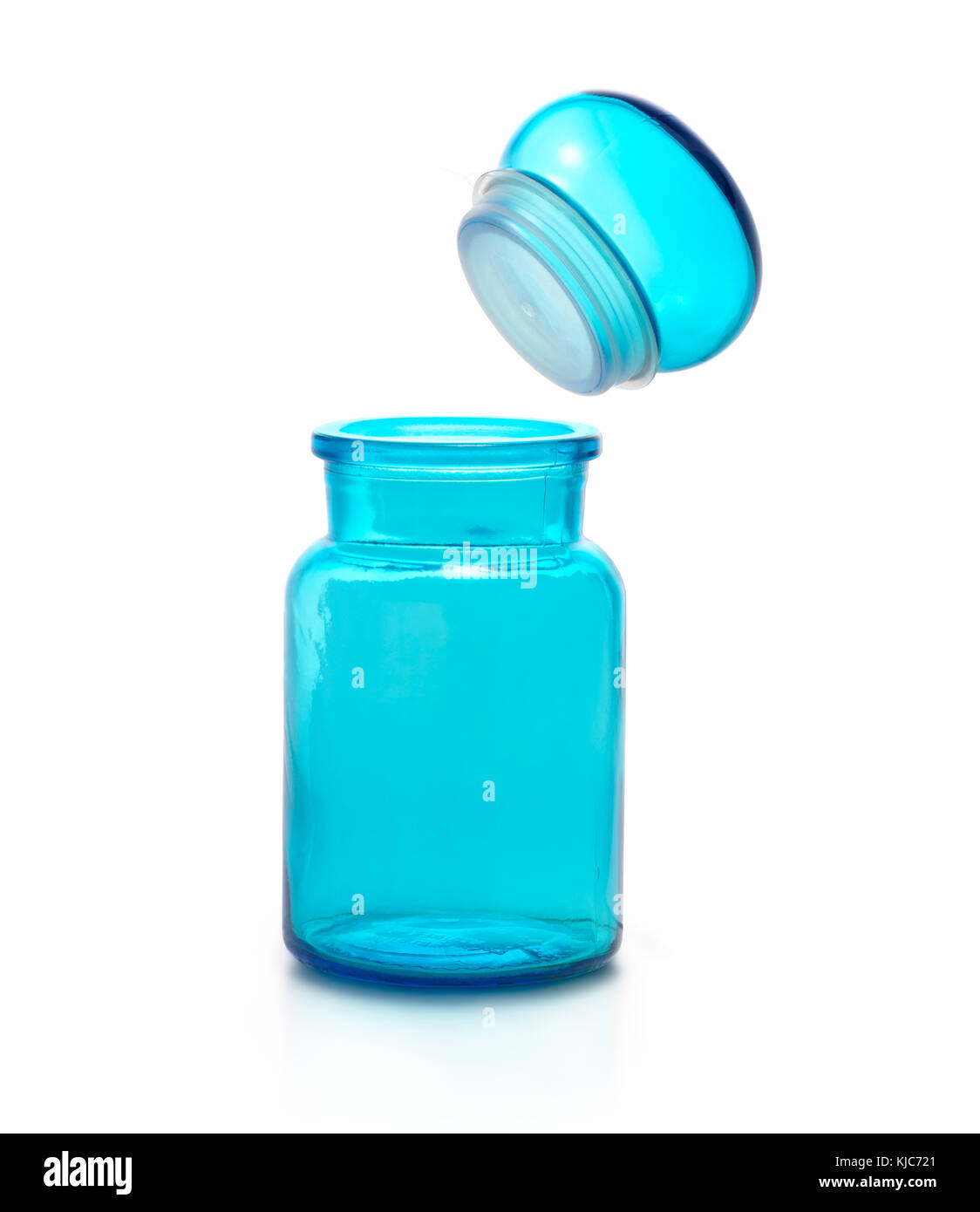 Flacon en verre de couleur bleu. récipient du produit à l'aide flottante. isolé sur fond blanc Banque D'Images