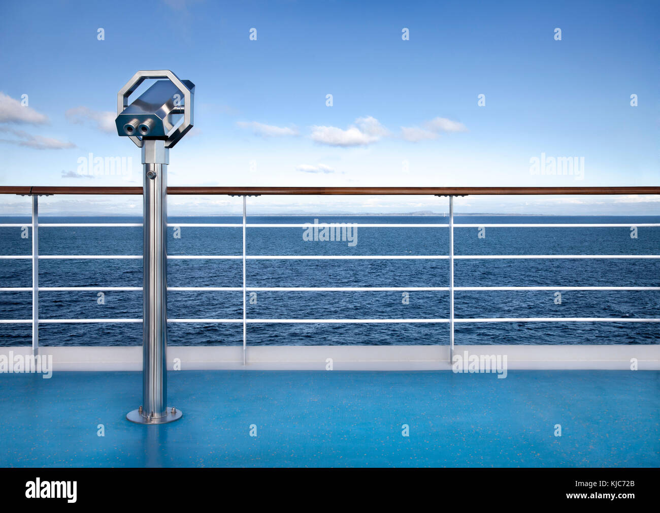 L'observation jumelles à l'horizon au pont du navire de croisière. fond bleu Banque D'Images