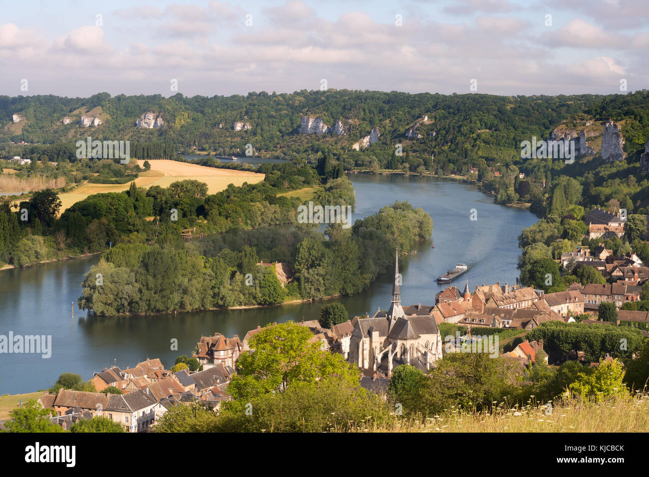 Une péniche passant Le Petit Andely, l'lîle du Château, sur la Seine de ci-dessus, Les Andelys, Normandie, France, Europe Banque D'Images