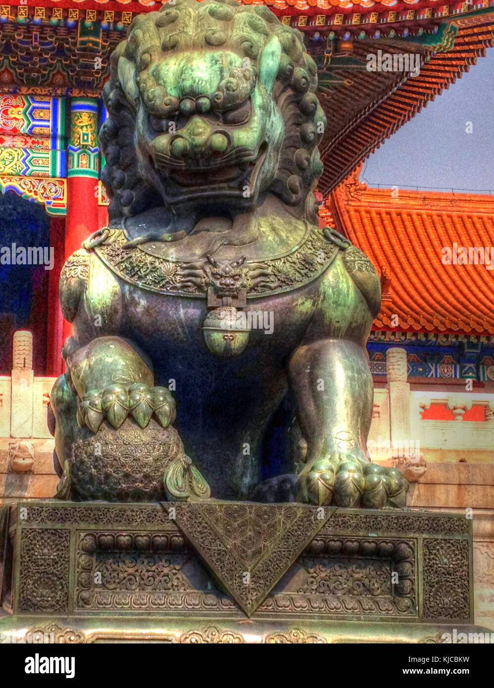 La statue du Lion en bronze de Beijing GFP est un exemple important de l'art chinois du bronze, symbolisant la force et la protection. Cette sculpture est située à Pékin et est une pièce emblématique du patrimoine artistique chinois. Banque D'Images