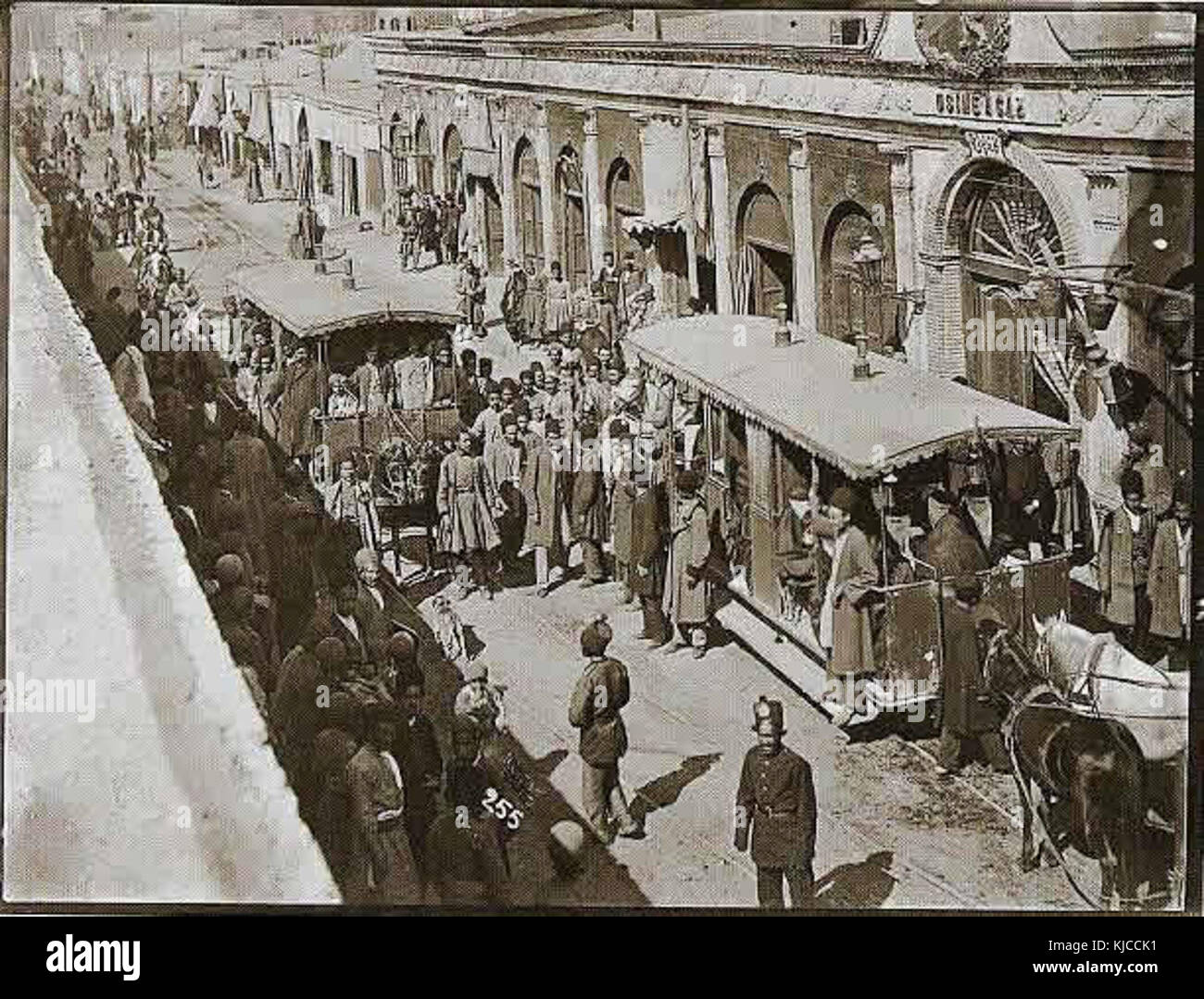La photographie d’Antoin Sevruguin d’un lampadaire à gaz offre un aperçu de la vie urbaine du XIXe siècle. Sevruguin, célèbre photographe persan, a capturé cette image, qui reflète à la fois les avancées technologiques et les changements sociétaux de l'époque. Banque D'Images