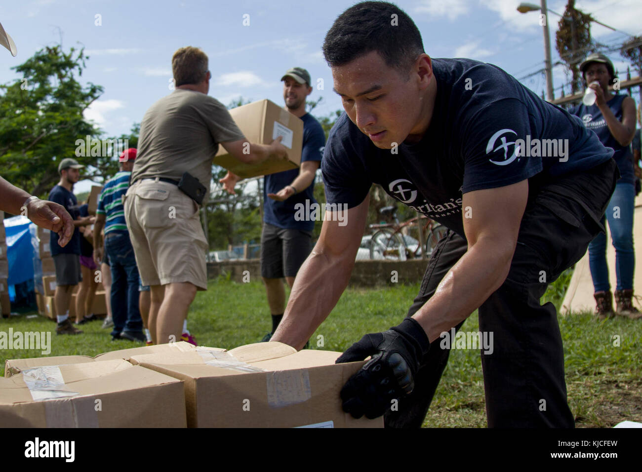 LOS LLANOS, Puerto Rico - David Ang, volontaire de Samaritan's Purse, les déchargements des boîtes d'épicerie pour distribution à une église locale, le 14 novembre 2017. Samaritan's Purse a aidé l'Agence fédérale de gestion des urgences, l'armée, et des bénévoles de l'épicerie pour distribuer 1 000 familles dans la région. (U.S. Photo de l'armée par le Sgt. Avery Cunningham) Banque D'Images