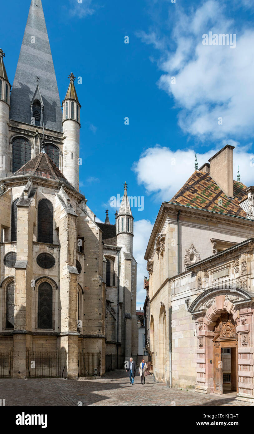 L'arrière de l'église de Notre-Dame de Dijon (Eglise Notre-Dame) et l'Hôtel de la mode, Rue de la Chouette, Dijon, Côte-d'Or, Bourgogne, France Banque D'Images